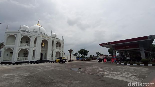 Masjid SPBU di Kota Tasikmalaya bergaya Timur Tengah.
