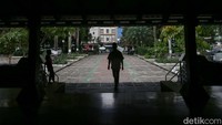 Dahulunya memang terdapat area pemakaman pada 1970-an, lalu Pemerintah Jakarta merelokasinya ke Karet. Masjid yang dibangun tahun 1977 di atas lahan seluas 15.000 meter persegi tersebut digagas oleh Gubernur DKI Jakarta Ali Sadikin.