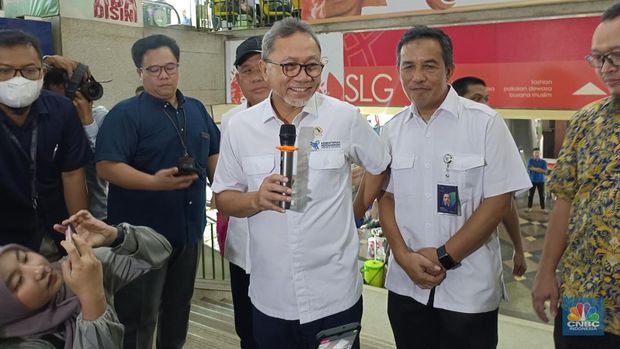 Mendag Zulhas melakukan sidak ke Pasar Tanah Abang, Jakarta Pusat. (CNBC Indonesia/ Martyasari Rizky)