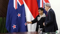 Kedua menteri luar negeri itu langsung melakukan pertemuan bilateral.