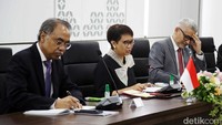 Retno memberikan pemaparan dalam pertemuan bilateral dengan Menlu Selandia Baru.