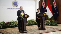 Menlu RI Retno Marsudi dan Menlu Selandia Baru Winston Peters memberikan keterangan pers terkait pertemuan.