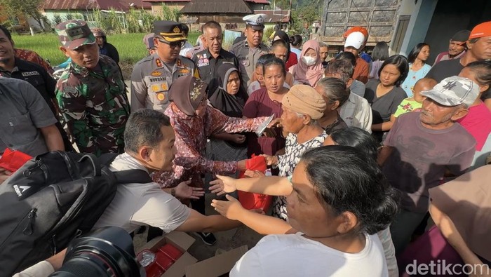 Mensos Tri Rismaharini saat berkunjung ke Pesisir Selatan, Sumbar. (Foto: Jeka Kampai/detikSumut).