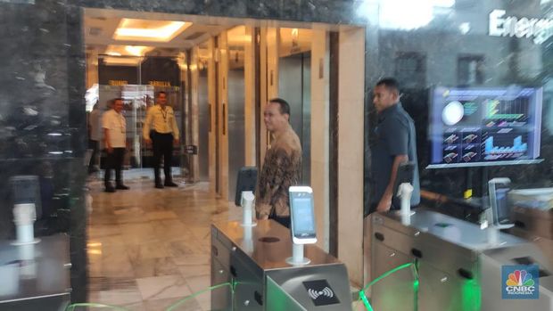 Menteri Investasi/Kepala Badan Koordinasi Penanaman Modal (BKPM) Bahlil Lahadalia menyambangi Kantor Kementerian ESDM di Jl. Medan Merdeka Selatan, Jakarta, Kamis (14/03/2024). (CNBC Indonesia/Verda Nano Setiawan)