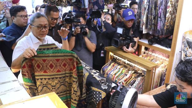 Menteri Perdagangan (Mendag) Zulkifli Hasan atau akrab disapa Zulhas mengunjungi Blok A Pasar Tanah Abang Blok A, Jakarta, Kamis, (14/3/2024). (CNBC Indonesia/Muhammad Sabki)