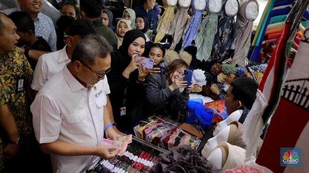 Menteri Perdagangan (Mendag) Zulkifli Hasan atau akrab disapa Zulhas mengunjungi Blok A Pasar Tanah Abang Blok A, Jakarta, Kamis, (14/3/2024). (CNBC Indonesia/Muhammad Sabki)