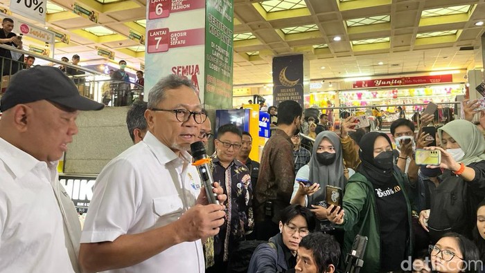 Menteri Perdagangan Zulkifli Hasan di Pasar Tanah Abang, Kamis (14/3/2024).