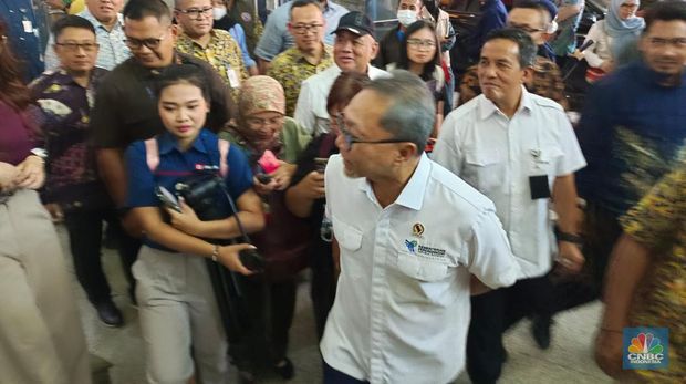 Menteri Perdagangan Zulkifli Hasan meninjau para pedagang Pasar Tanah Abang Blok A, Jakarta. (CNBC Indonesia/Martya Rizky)