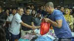 Momen Mendag Zulhas Sidak Pasar Tanah Abang, Borong Baju Muslim