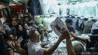 Selain itu Zulhas juga mengunjungi toko-toko baju muslim.