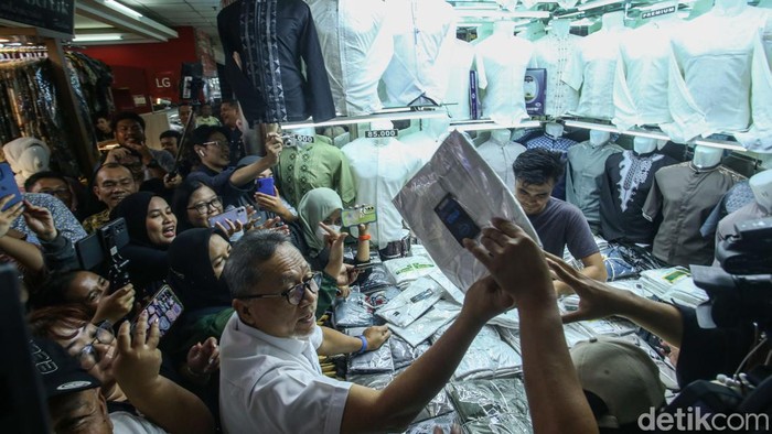 Menteri Perdagangan Zulkifli Hasan meninjau Pasar Tanah Abang, Jakarta, Kamis (14/3/2024).
