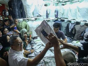 Zulhas Borong Gamis hingga Baju Koko di Pasar Tanah Abang
