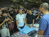 Momen Mendag Zulhas Sidak Pasar Tanah Abang, Borong Baju Muslim