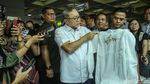 Momen Mendag Zulhas Sidak Pasar Tanah Abang, Borong Baju Muslim