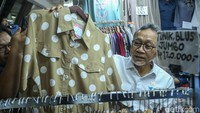 Sembari melihat-lihat barang yang dijual, Zulhas juga dicurhati oleh pedagang.