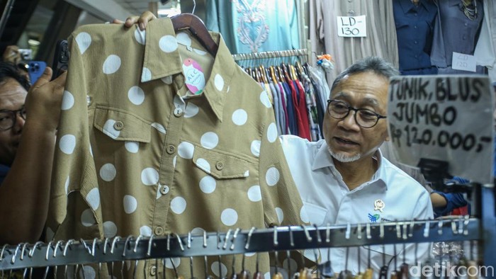 Menteri Perdagangan Zulkifli Hasan meninjau Pasar Tanah Abang, Jakarta, Kamis (14/3/2024).