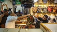 Dalam kesempatan ini Zulhas mengunjungi sejumlah toko mulai dari toko baju muslim, batik, pakaian sehari hari.