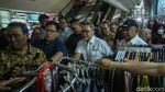 Momen Mendag Zulhas Sidak Pasar Tanah Abang, Borong Baju Muslim