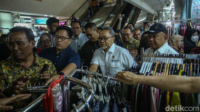 Momen Mendag Zulhas Sidak Pasar Tanah Abang, Pedagang Ngeluh Ramadan Sepi Menteri Perdagangan Zulkifli Hasan meninjau Pasar Tanah Abang, Jakarta, Kamis (14/3/2024).