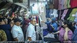 Momen Mendag Zulhas Sidak Pasar Tanah Abang, Borong Baju Muslim