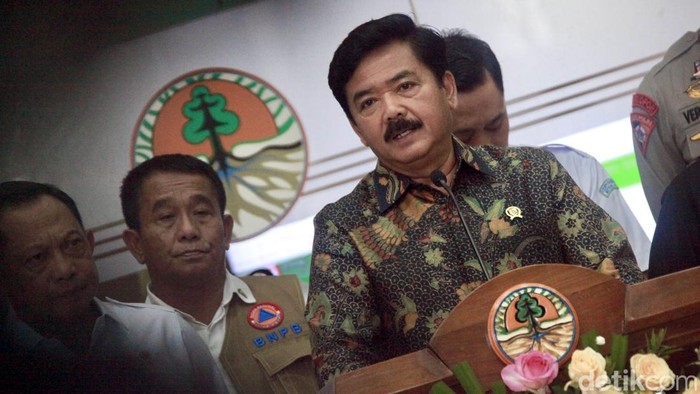 Menko Polhukam Hadi Tjahjanto memimpin rapat koordinasi (rakor) di Auditorium Dr. Soedjarwo, Gd. Manggala Wanabakti, Kementerian LHK, Jakarta, Kamis (14/3/2024). Rapat tersebut membahas antisipasi kebakaran hutan dan lahan (karhutla) tahun 2024.