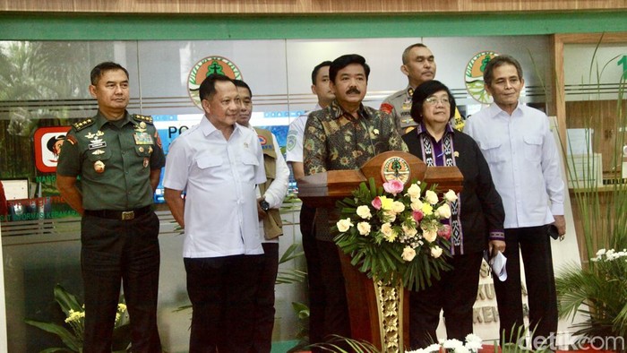Momen Menko Polhukam Pimpin Rakor Antisipasi Karhutla di KLHK Menko Polhukam Hadi Tjahjanto memimpin rapat koordinasi (rakor) di Auditorium Dr. Soedjarwo, Gd. Manggala Wanabakti, Kementerian LHK, Jakarta, Kamis (14/3/2024). Rapat tersebut membahas antisipasi kebakaran hutan dan lahan (karhutla) tahun 2024.