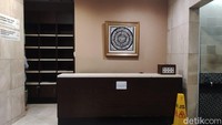 Musala pria memiliki area yang lebih luas. Kapasitas musala ini bisa mencapai 50 jemaah. Desain interior antara musala perempuan dan pria mengusung konsep yang sama. Musala pria juga dilengkapi rak sepatu, ruang tunggu, dan area wudhu yang cukup luas. Foto: Devi Setya/detikcom