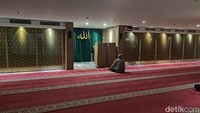 Khusus Jumat, musala di lantai P2 ini menggelar salat Jumat bagi jemaah pria. Area salatnya diperluas karena dinding partisi musala akan dibuka. Jemaah disediakan karpet khusus untuk salat di area parkir mobil. Foto: Devi Setya/detikcom
