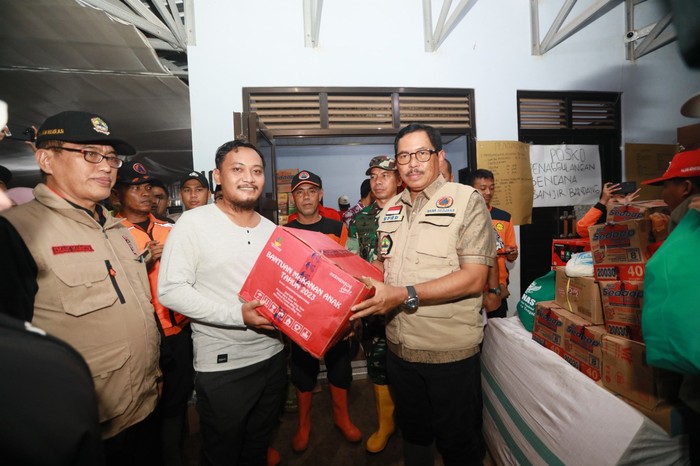 Nana Sudjana Beri Bantuan Korban Banjir