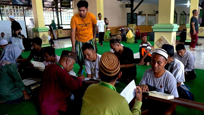 Sejumlah warga binaan pemasyarakatan atau narapidana belajar membaca huruf hijaiyah di Masjid At Taubah di dalam Lembaga Pemasyarakatan (Lapas) Kelas IIA, Kota Gorontalo, Gorontalo, Kamis (14/3/2024). Lapas Gorontalo bersama penyuluh agama dari Kementerian Agama (Kemenag) Kota Gorontalo menggelar pembelajaran huruf hijaiyah hingga baca Al Quran bagi seluruh narapidana sebagai salah satu upaya pembinaan. ANTARA FOTO/Adiwinata Solihin/foc.