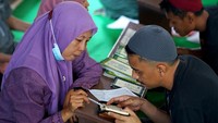 Penyuluh agama mengajari warga binaan pemasyarakatan atau narapidana mengaji di Masjid At Taubah, Lapas Kelas IIA, Kota Gorontalo, Gorontalo, Kamis (14/3/2024).