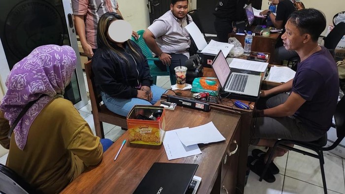 Petugas kepolisian menginterogasi wanita yang menjual pil koplo di Mapolresta Banyumas, Kamis (14/3/2024).