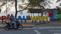 Sejumlah warga menikmati suasana Pulau Weh sambil menunggu waktu berbuka puasa (ngabuburit) di Sabang Fair, Kota Sabang, Aceh, Selasa (12/3/2024).