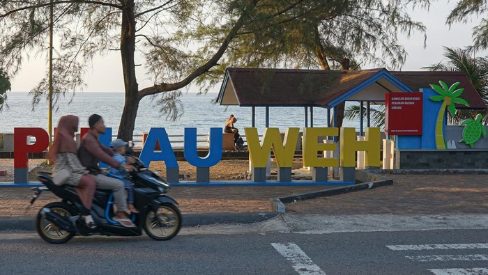 Sejumlah warga menikmati suasana Pulau Weh sambil menunggu waktu berbuka puasa (ngabuburit) di Sabang Fair, Kota Sabang, Aceh, Selasa (12/3/2024). Kawasan wisata di Pulau Weh Sabang menjadi salah satu lokasi yang ramai dikunjungi wisatawan dan warga untuk ngabuburit saat Ramadhan. ANTARA FOTO/Khalis Surry/tom.