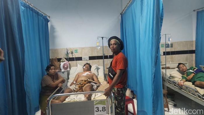 Ngakan Nyoman Alit Adiputra, salah satu korban pembacokan sepupu menjalani rawat inap di Ruang Apel RSUD Klungkung pascaoperasi. (Putu Krista detikBali)