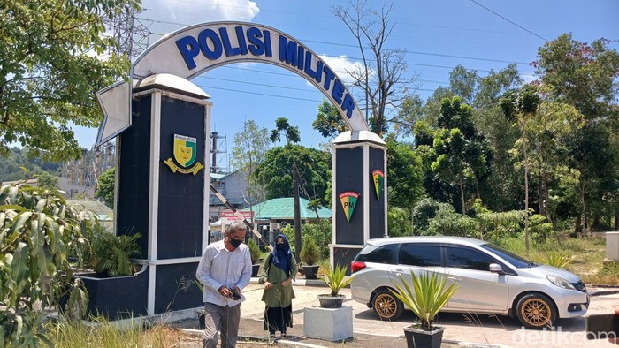 Ningsih, kakak wanita diduga dibunuh oknum TNI saat mendatangi Denpom 1/6 Batam Kamis (14/3).(Alamudin Hamapu/detikSumut)