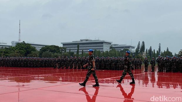 Panglima TNI Jenderal TNI Agus Subiyanto menjadi inspektur upacara pada penyambutan 1.088 prajurit TNI setelah melakukan misi perdamaian PBB di Lebanon. (Tina S/detikcom)