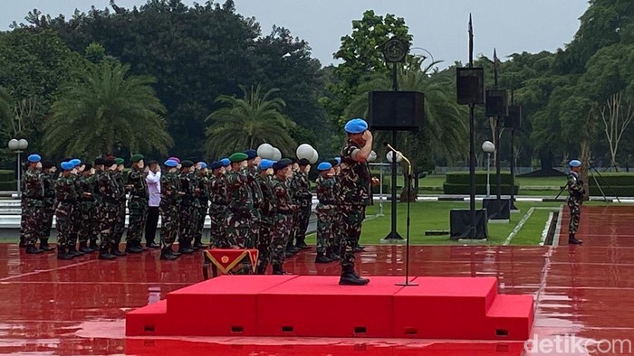 Panglima TNI Jenderal TNI Agus Subiyanto menjadi inspektur upacara pada penyambutan 1.088 prajurit TNI setelah melakukan misi perdamaian PBB di Lebanon. (Tina S/detikcom)