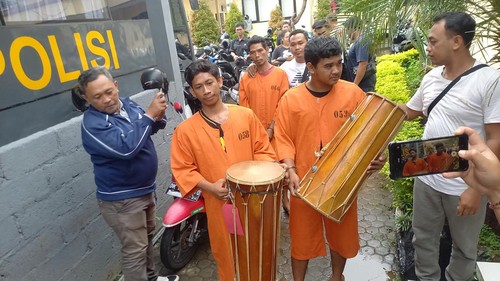 Para pencuri seperangkat gamelan baleganjur di Pura Kawitan Pasek Gelgel, Banjar Dinas Pasar, Desa Anturan, Buleleng, dihadirkan saat konferensi pers di Polres Buleleng, Kamis (14/3/2024). (Made Wijaya Kusuma/detikBali)