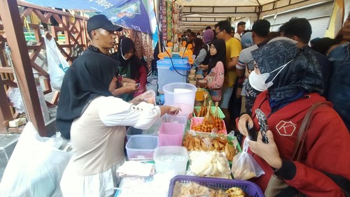 Warga saat berburu takjil di Pasar Ramadan Masjid Raya Baiturrahmah, Denpasar, Bali pada Rabu (13/3/2024).