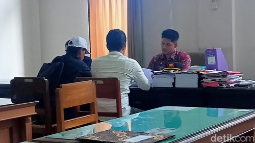 Pelaksana proyek vila di Ungasan, Kuta Selatan, memenuhi panggilan klarifikasi di kantor Satpol PP di Puspem Badung, Rabu (13/3/2024) siang. (Agus Eka/detikBali)
