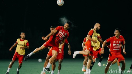 Pemain Bali United latihan pada malam hari selama Ramadan 2024.