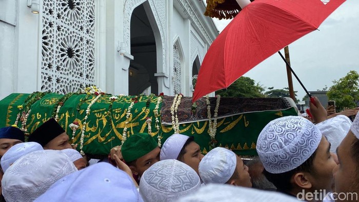 Pemakaman jenazah Habib Hasan bin Jafar Assegaf. (Devi/detikcom)
