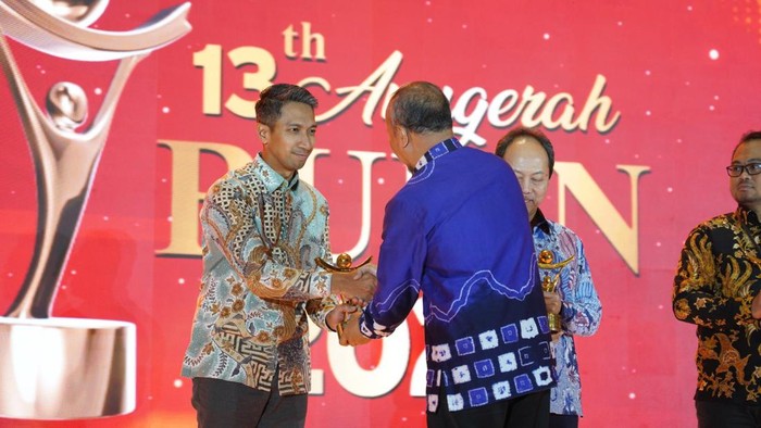 Pemberdayaan Masyarakat ASIAP Raih Penghargaan Anugerah BUMN 2024 PT Elnusa Petrofin (EPN), anak usaha dari PT Elnusa Tbk, menorehkan prestasi gemilang dalam ajang bergengsi Anugerah BUMN 2024 yang ke-13, yang diselenggarakan oleh BUMN Track. Acara ini berlangsung di Hotel The Westin, Jakarta, Rabu (13/3/2024).