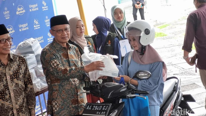Ketua Umum PP Muhammadiyah, Prof. Haedar Nashir saat memberikan keterangan usai membagikan takjil di Kampus UMY, Kasihan, Bantul, Kamis (14/3/2024).