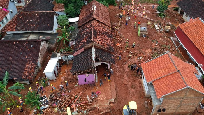 Sejumlah relawan bersama warga bergotong royong membersihkan barang-barang milik warga di sekitar rumah yang hanyut terdampak banjir di Desa Wangandowo, Kecamatan Bojong, Kabupaten Pekalongan, Jawa Tengah, Kamis (14/3/2024). Berdasarkan data BPBD Kabupaten Pekalongan, banjir akibat dari hujan lebat dengan intentas tinggi pada Rabu (13/4) berdampak dua rumah hanyut dan dua korban jiwa meninggal terbawa aliran air serta puluhan rumah rusak berat dan ringan. ANTARA FOTO/Harviyan Perdana Putra/foc.