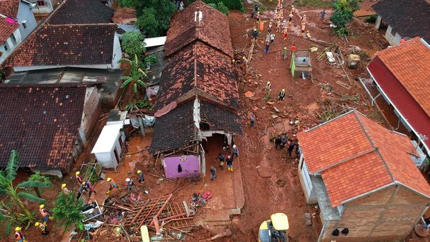 Sejumlah relawan bersama warga bergotong royong membersihkan barang-barang milik warga di sekitar rumah yang hanyut terdampak banjir di Desa Wangandowo, Kecamatan Bojong, Kabupaten Pekalongan, Jawa Tengah, Kamis (14/3/2024). Berdasarkan data BPBD Kabupaten Pekalongan, banjir akibat dari hujan lebat dengan intentas tinggi pada Rabu (13/4) berdampak dua rumah hanyut dan dua korban jiwa meninggal terbawa aliran air serta puluhan rumah rusak berat dan ringan. ANTARA FOTO/Harviyan Perdana Putra/foc.