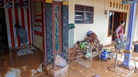 Bencana ini mengakibatkan dua orang meninggal terbawa aliran air serta puluhan rumah rusak berat dan ringan. 
