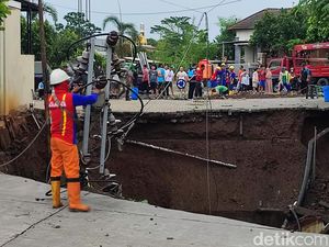 Penampakan Jalan di Perumahan Elite Semarang Ambles 12 Meter