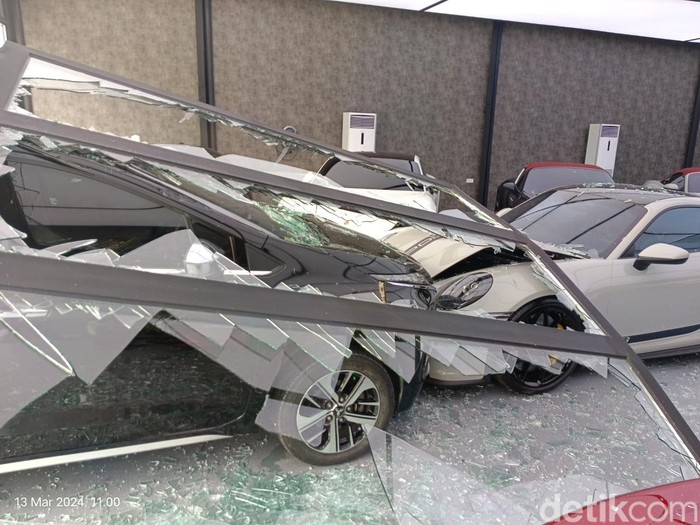 Penampakan Porsche remuk usai ditabrak mobil Xpander di showroom PIK 2 Kota Tangerang.